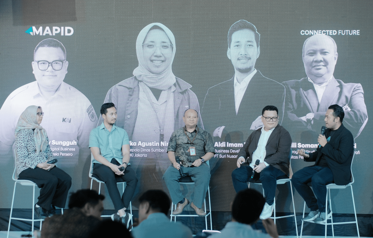 Dari kiri ke kanan: Ika Agustin Ningkrum, Kepala Dinas Sumber Daya Air Provinsi DKI Jakarta; Aldi Imam Wibowo, Direktur Pengembangan Bisnis PT Suri Nusantara Jaya (SNJ) Group;&nbsp;Dr. Lili Somantri, S.Pd., M.Si. Ketua Program Studi Sains Informasi Geografi Universitas Pendidikan Indonesia; Rizky Harry Sungguh, Vice President of Digital Business PT Kereta Api Indonesia (Persero), dan Bagus Imam Darmawan, Founder & CEO MAPID dalam sesi panel diskusi.