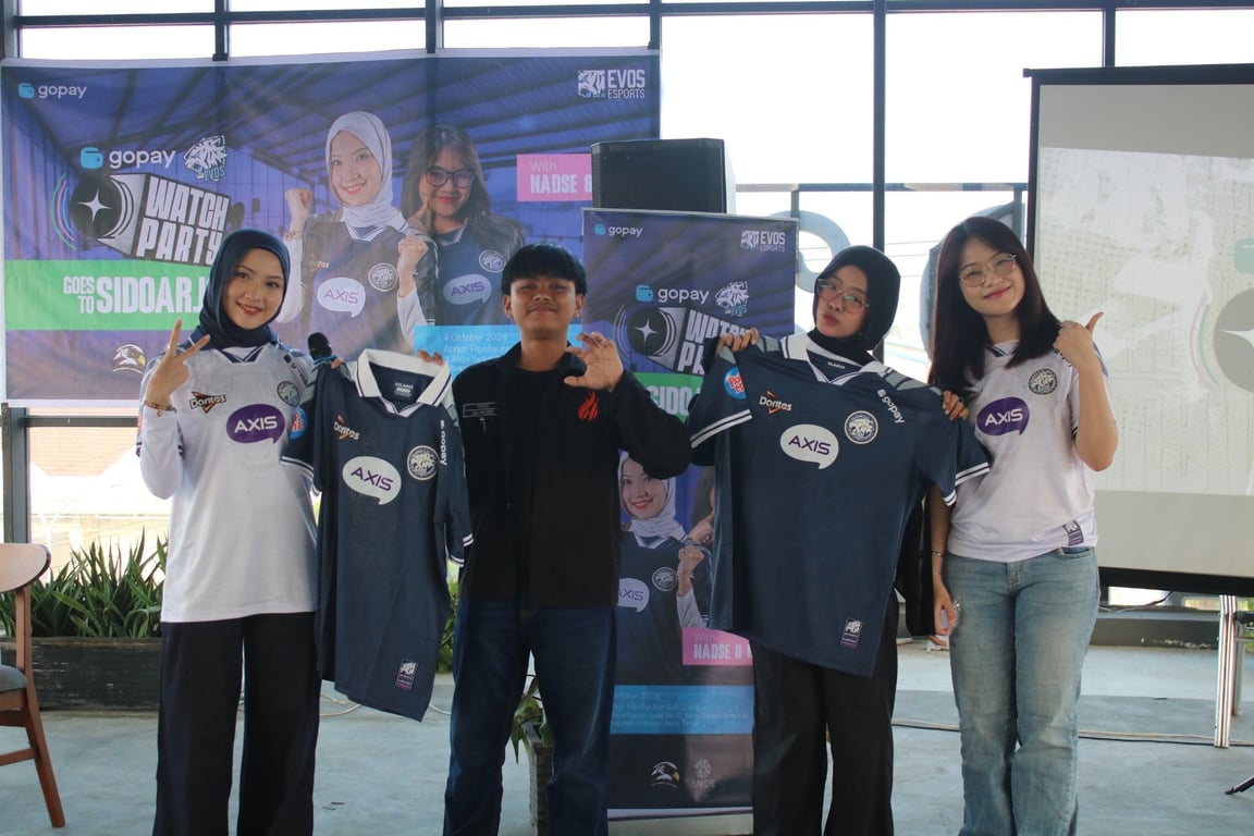 Rhea dan Nadse berfoto bersama peserta EVOS GoPay Watch Party Sidoarjo