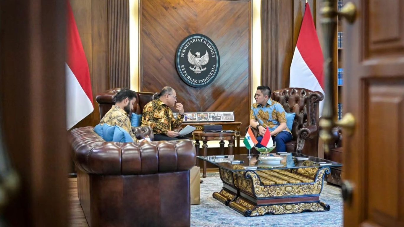 Duta Besar India untuk Indonesia, Sandeep Chakravorty (kedua kiri) berdiskusi dengan Sekretaris Kabinet, Teddy Indra Wijaya (kanan) di Kantor Sekretariat Kabinet, Jakarta, Selasa (16/6/2026). Foto: Istimewa