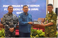 Direktur Infrastruktur dan Operasi Krakatau Steel, Sidik Darusulistyo (tengah) bersama Komandan Pangkalan TNI Angkatan Laut (Lanal) Banten Kolonel Laut (P) Catur Yogiantoro (kiri) dan Dekan Fakultas Teknik dan Teknologi Pertahanan Universitas Pertahanan RI, Prof. DR. Henry Setiyanto (kanan)