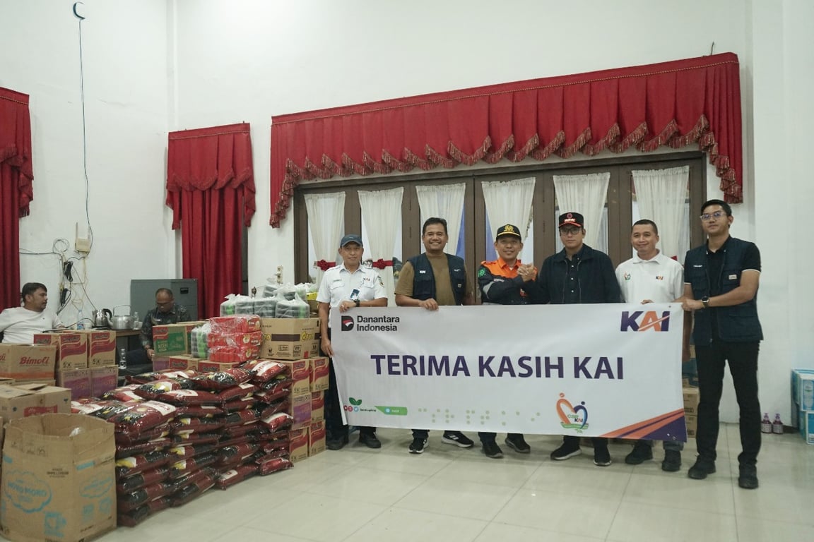 Vice President KAI Divre I Sumut Sofan Hidayah (ketiga kiri) menyerahkan bantuan CSR kepada Wali Kota Medan Rico Tri Putra Bayu Waas (ketiga kanan) di Posko BPBD Gedung Dharma Wanita Kota Medan, Jumat (29/11/2025).