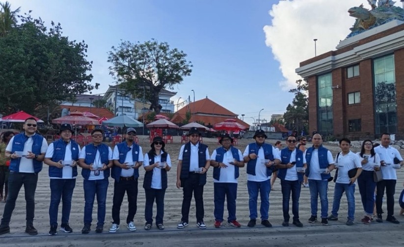 Direksi BRI Life dan Tim saat pelepasan tukik di Pantai Kuta Bali