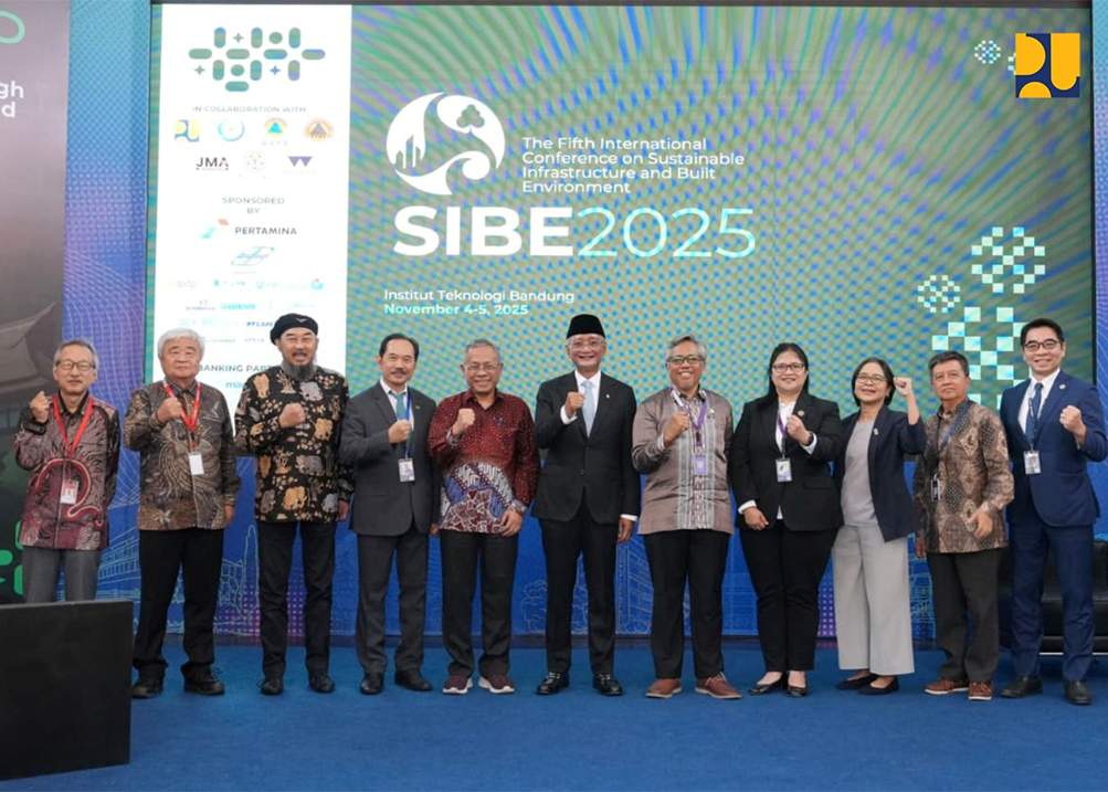 Tengah - Bapak Dody Hanggodo Menteri Pekerjaan Umum