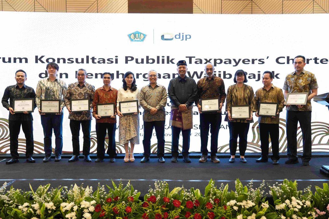 Para penerima penghargaan Wajib Pajak dengan Kontribusi Pembayaran Pajak Terbesar. Sumber: Kanwil DJP Jaksel I.