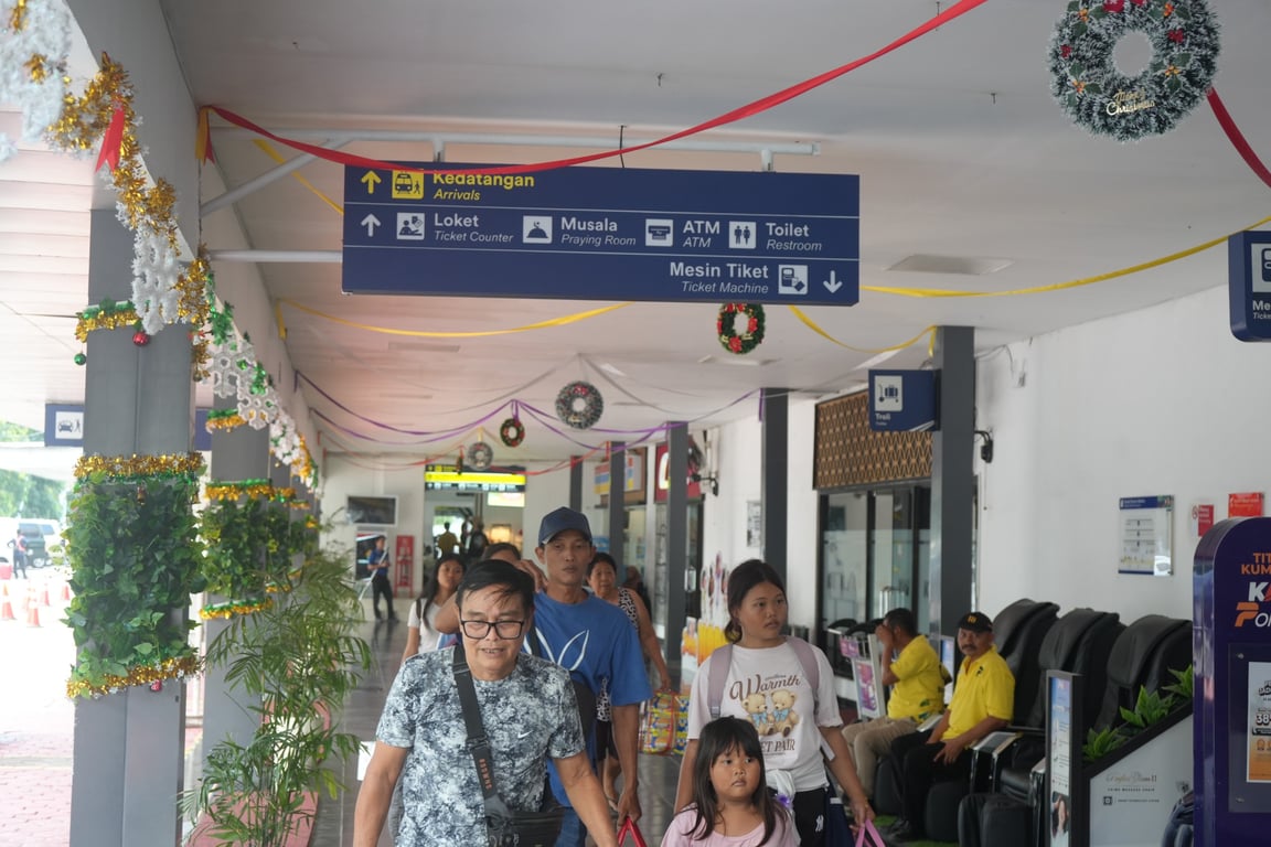 Penumpang di Stasiun Madiun