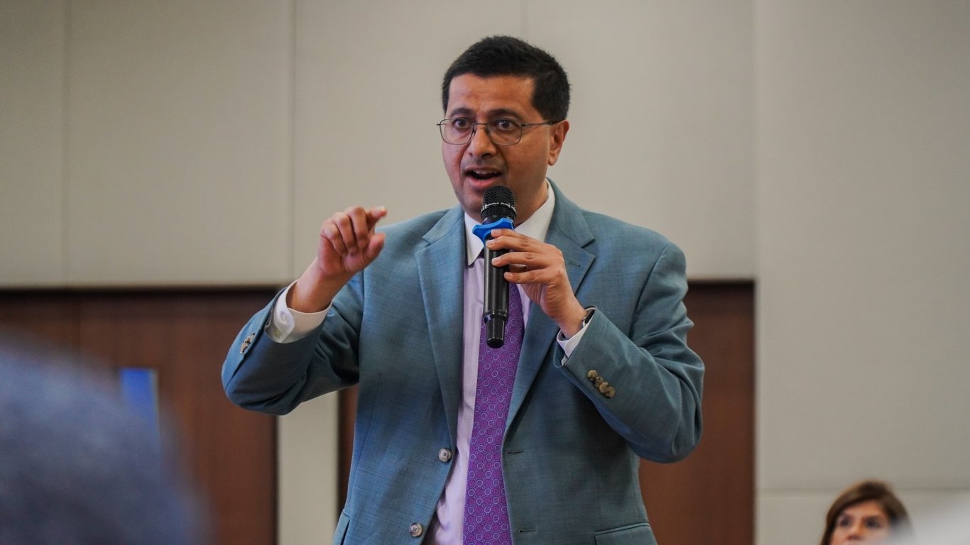 Executive Director Indiaspora, Sanjeev Joshipura melakukan diskusi interaktif bersama komunitas diasspora India di Indonesia di Tagore Hall, New Chancery, Kedutan Besar India di Jakarta, Jumat (28/8/2026).