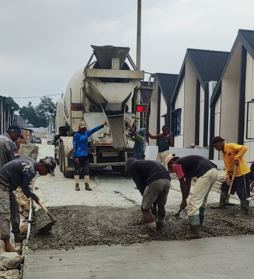 Pengerjaan infrastruktur jalan kawasan Sajiva Residence sebagai bagian dari persiapan serah terima unit.