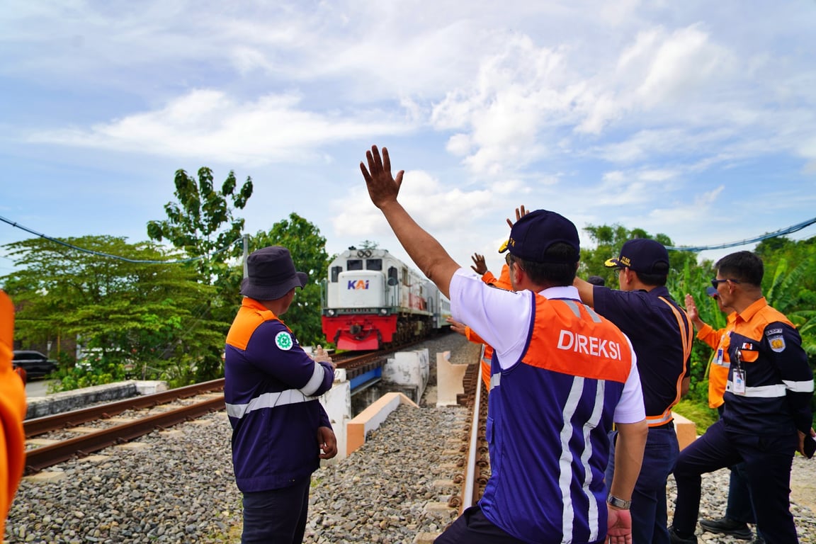 Kegiatan pemeriksaan lintas jalur KA sebagai langkah preventif untuk menjamin keselamatan, keamanan, dan kelancaran operasional kereta api selama angkutan Nataru