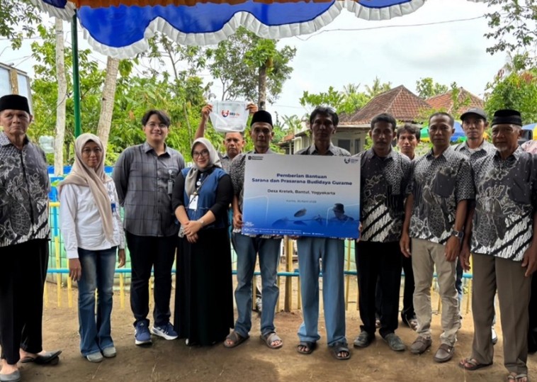 Foto Kegiatan BRI Life memberikan bantuan sarana & prasarana bibit gurame di desa Kretek, Bantul, Yogyakarta.