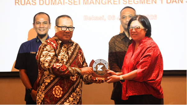Direktur Komersial, Pengembangan Usaha, dan Portofolio PT KS, Hernowo bersama Pimpinan KSO Rabana-Abipraya-SBS-Singgar, Siayuri Sugiarto