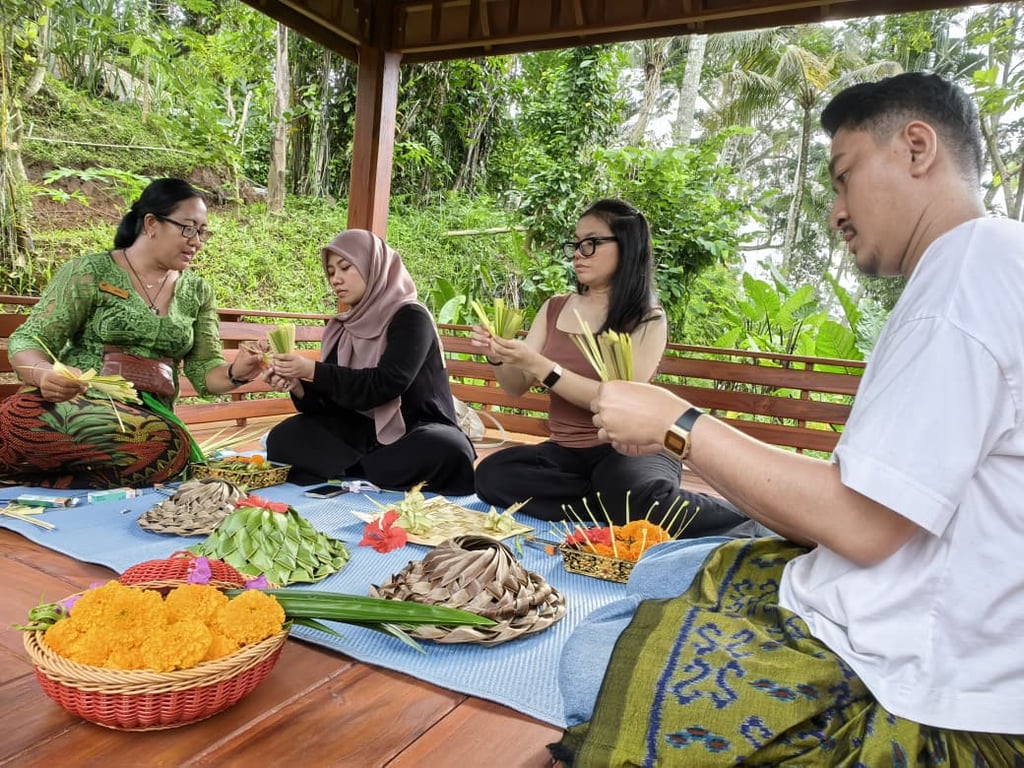 Tamu Sanggraloka Ubud belajar membuat canang.