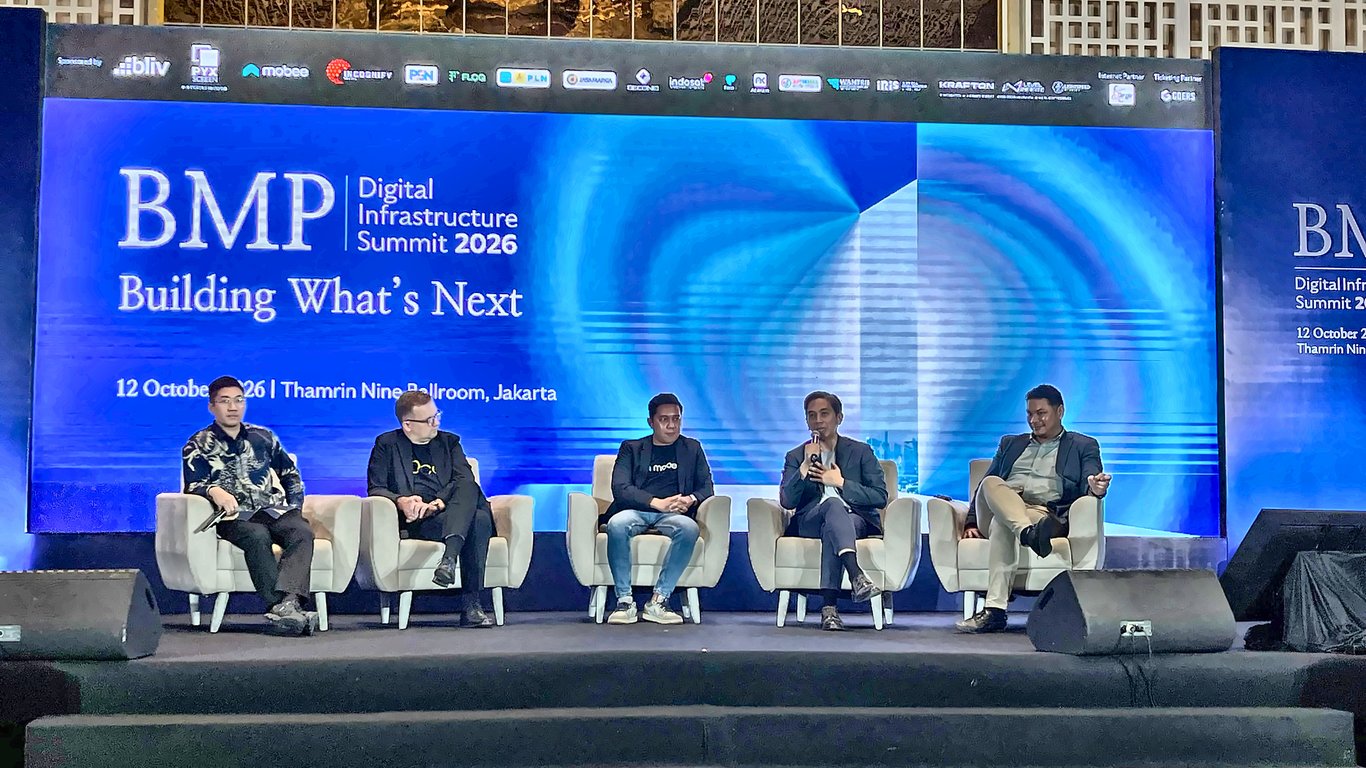 Diskusi panel  BMP Digital Infrastructure Summit 2026 di Jakarta pada 12 Oktober 2026. Foto: FLOQ.
