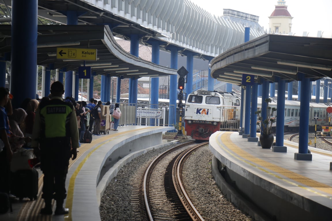 KA Lokal Pangrango Datang di Stasiun Bogor Paledang