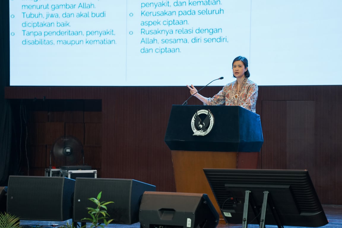 Caroline Riady, B.A., M.A.,&nbsp;CEO Siloam Hospitals Group, dalam sesi&nbsp;‘Medicine, Suffering & Human Dignity’.