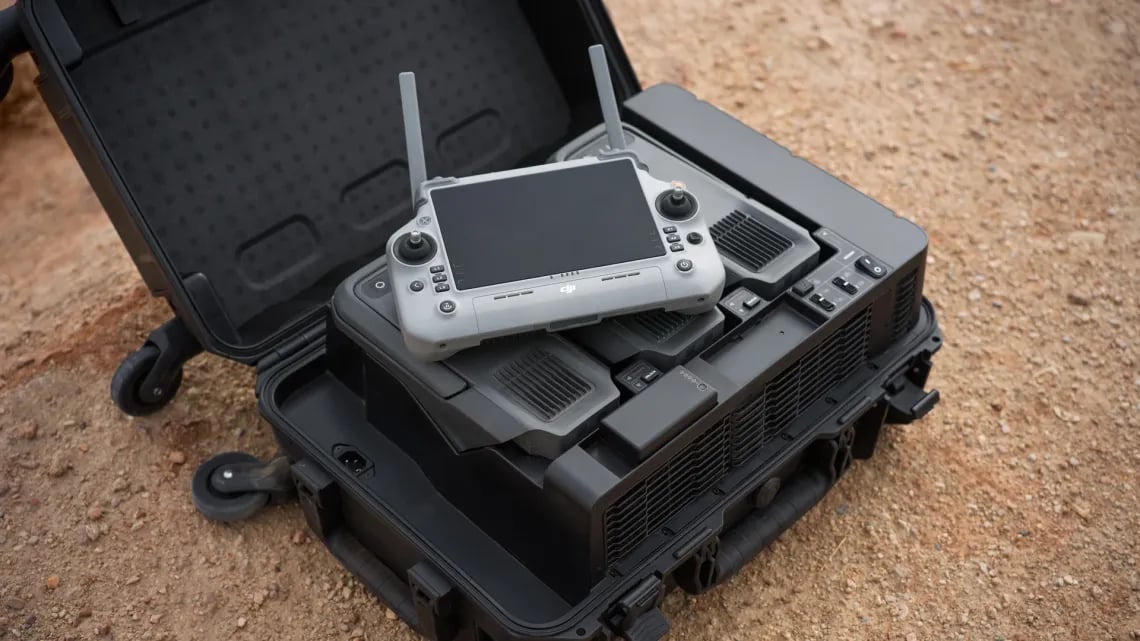 Ground station dan kontroler DJI untuk perencanaan jalur terbang photogrammetry. (Halo Robotics)