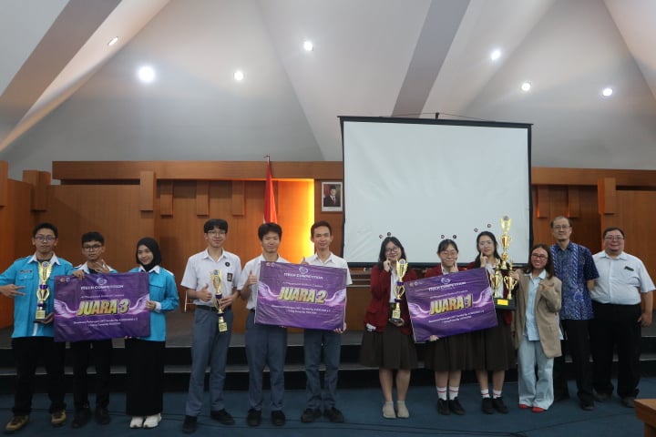 Sesi foto bersama para juara ITECH Competition Season 9