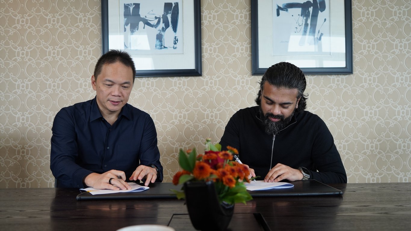 Billy Surya Jaya, Presiden Direktur Nanovest, dan Raafi Hossain, Co-Founder & CEO Fasset, saat penandatangan kerjasama.