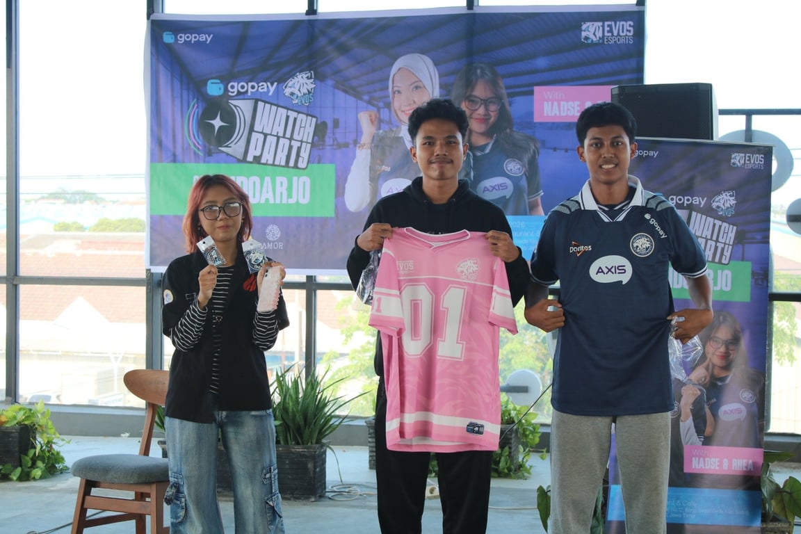 Peserta menerima merchandise EVOS dalam rangkaian EVOS GoPay Watch Party