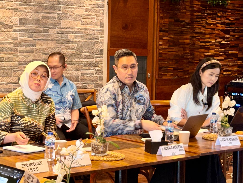 Jajaran kepemimpinan dan Dewan Penasihat IHDC turut memandu serta menyimak jalannya musyawarah publik dengan saksama. Tampak Direktur Eksekutif IHDC,&nbsp;DR. Dr. Ray Wagiu Basrowi, MKK, FRSPH&nbsp;(tengah), didampingi oleh Direktur Penelitian IHDC,&nbsp;Dr. Levina Chandra Khoe&nbsp;(kanan), dan Anggota Dewan Penasihat IHDC,&nbsp;Dra. R. Dettie Yuliati, M.Si., Apt.&nbsp;(kiri).