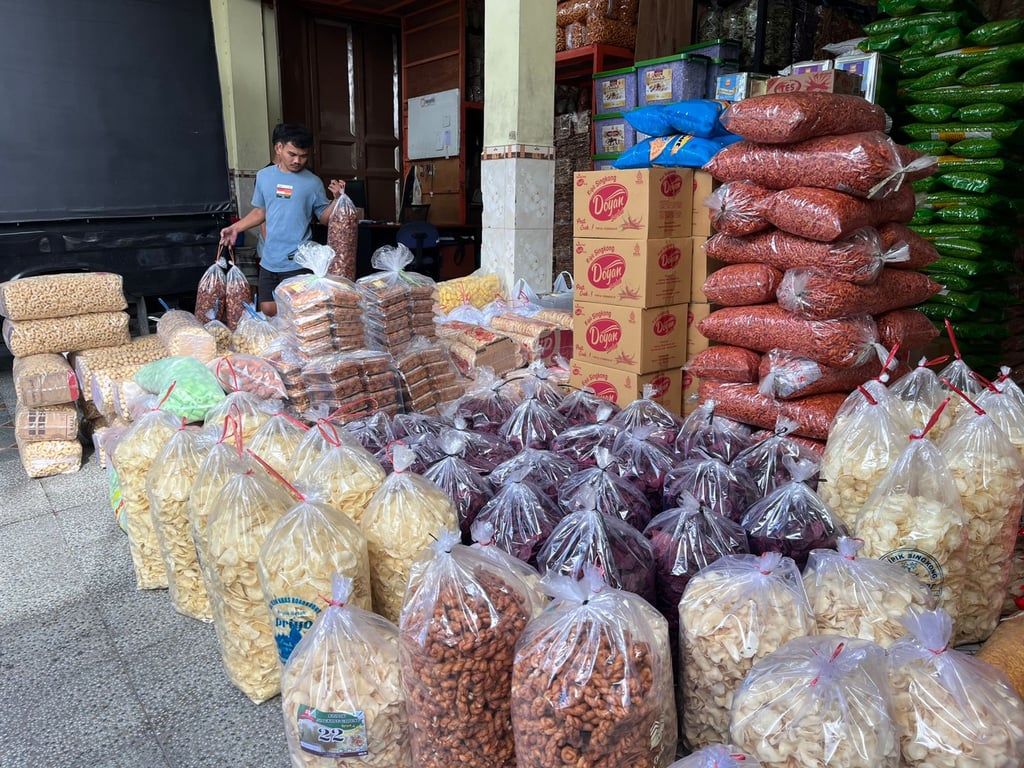 bongkar muat di gudang 1