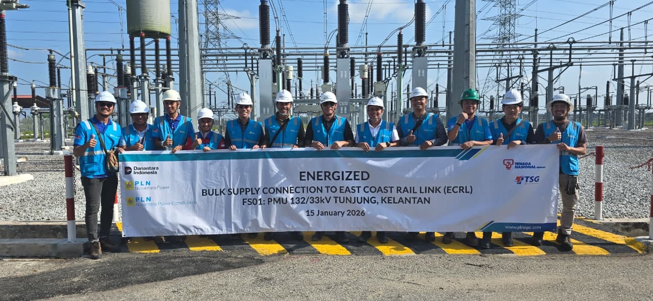 Staff PT PLN Nusantara Power Construction yang terlibat dalam energized project East Coast Rail Link (ECRL) Feeder Station (FS) 01 di Tunjung, Kelantan, Malaysia. (dok.PLN NPC)