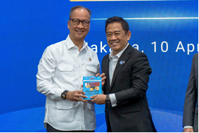 Menteri Perindustrian RI, Agus Gumiwang Kartasasmita (kiri), bersama Direktur Utama Krakatau Steel, Dr. Akbar Djohan (kanan), yang juga menjabat sebagai Chairman IISIA Periode 2026-2030