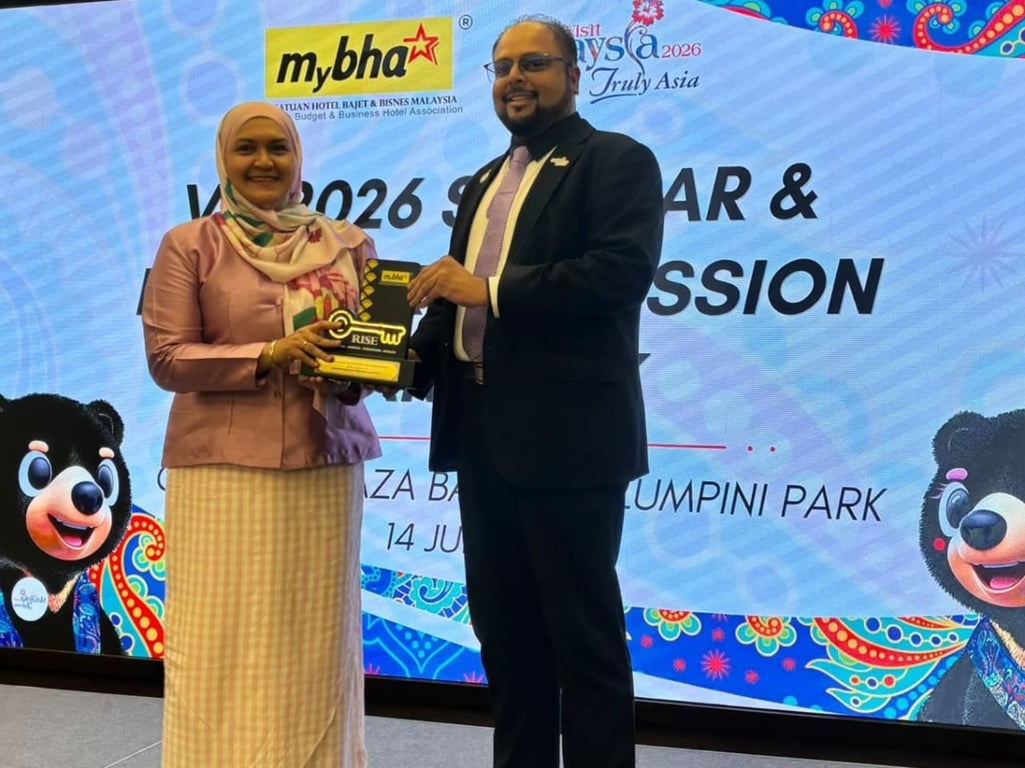 Dr Sri Ganesh Michiel with Pn. Nurul Ain Mohammed Yunus, Director of Tourism Malaysia Bangkok. 