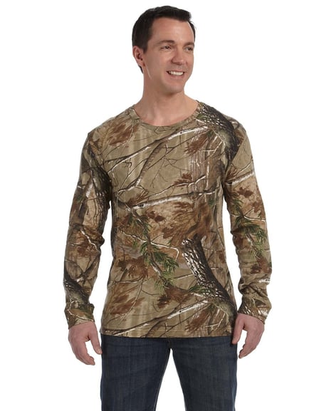 Frontview ofMen’s Realtree Camo Long-Sleeve T-Shirt