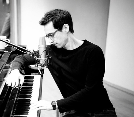 עברי לידר יושב ליד פסנתר