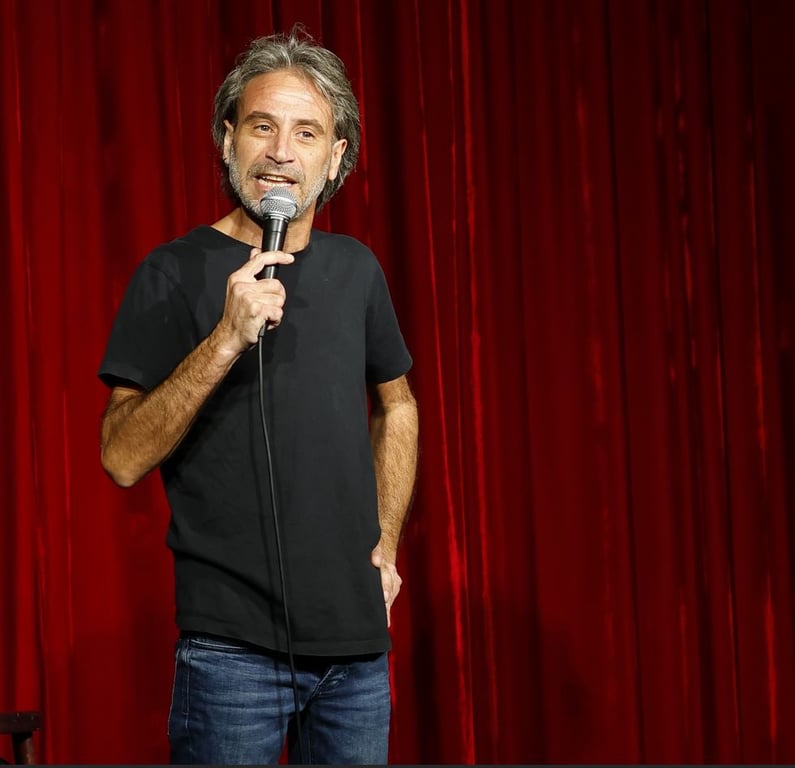אדם שרון במופע סטנדאפ – קומדי בר