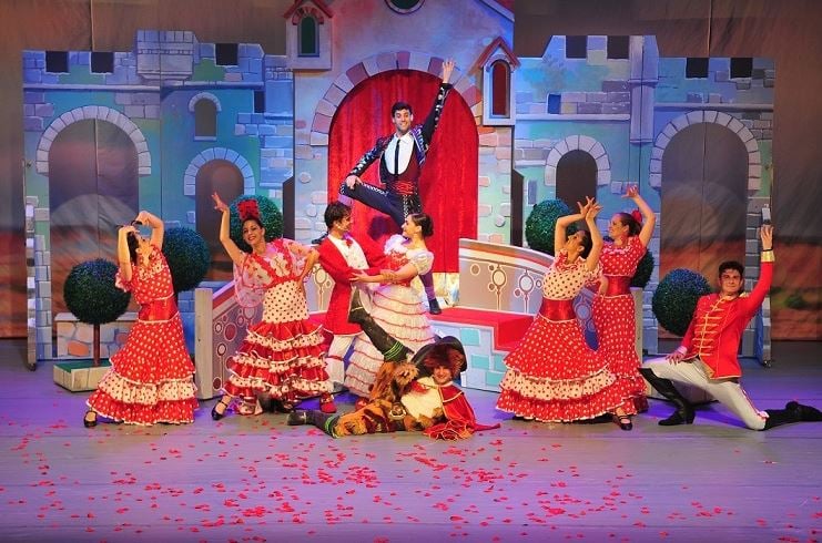 תמונה של שחקני ההצגה בבגדי פלמנקו רוקדים