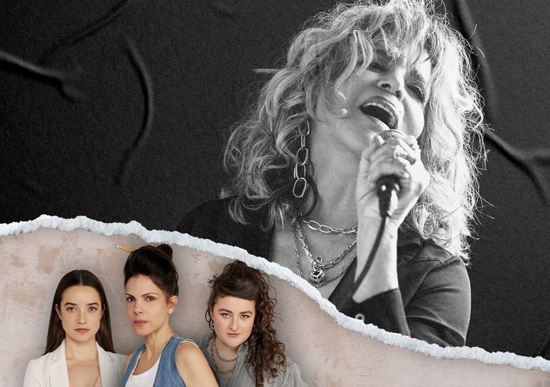 תמונה של 3 שחקניות וברקע יונה אליאן-קשת אוחזת במיקרופון