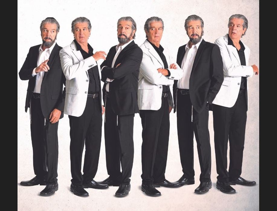 אבי קושניר מצולם בשתי דמויות במספר תנוחות