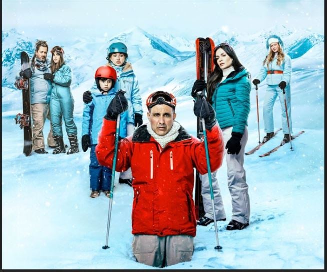 שחקני ההצגה בבגדי חורף נמאים באתר סקי . שחקנית אחת מחזיקה מגלשיים, שחקן אחר מחזיק מקלות סקי ושחקן נוסף מחזיק סנובורד