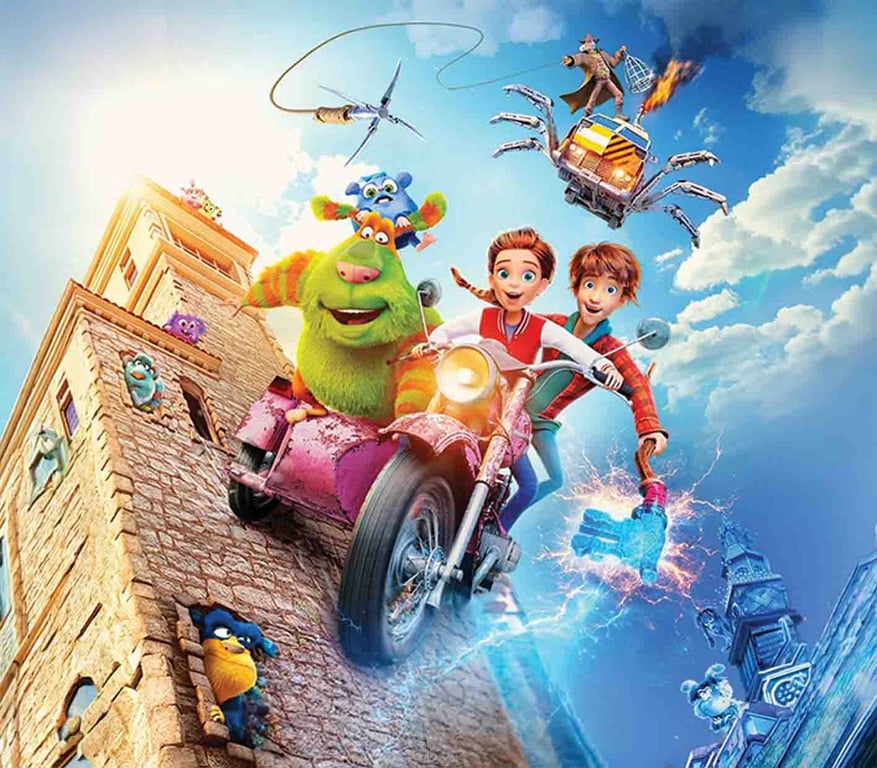 איור של ילדים רוכבים על אופנוע בשיפוע על בית