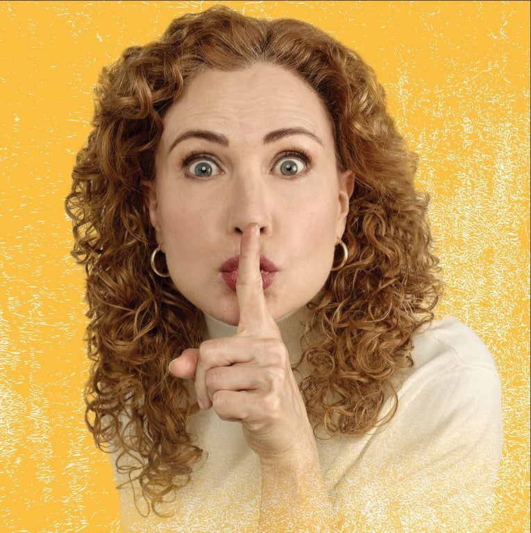 תמונה של אישה עם תלתלים עושה תנועה של שקט עם ידה על פיה