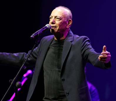 אבנר גדסי "מנגן ושר"