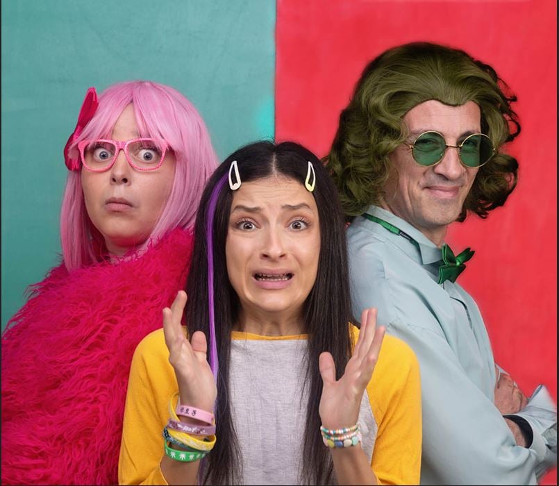 שחקני ההצגה בתמונה משותפת בתחפושות המופע