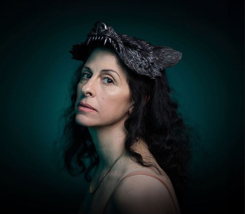 כוכבת המופע בפרצוף עצוב עם מסכה של זאב על הראש