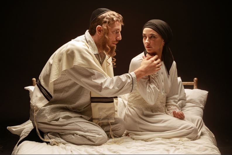 סצנה מתוך המחזה של שתי שחקנים יושבים על מיטה בבמה