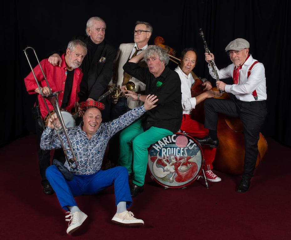 תמונה של הלהקה עם כלי נגינה