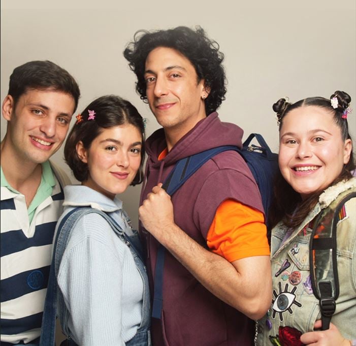 תמונה משותפת של ארבעת שחקי המופע כדמויות