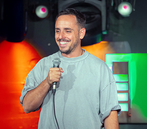 דניאל חן במופע סטנדאפ