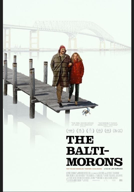 גבר ואישה לבושים מעיל הולכים על גשר מעל מים