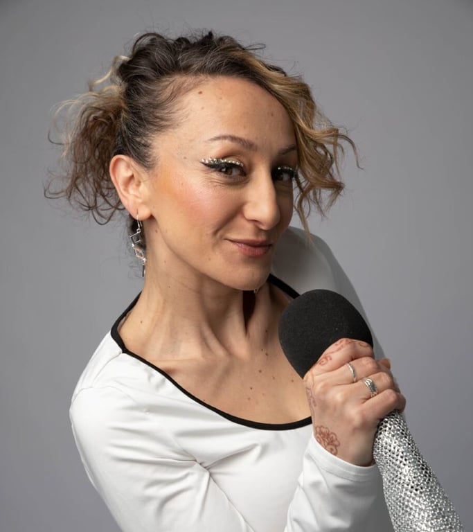 מרינה אקילוב במופע סטנדאפ – קומדי בר