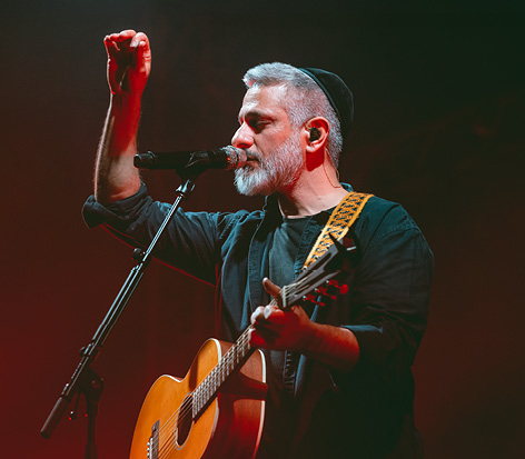 אביתר בנאי במופע סולו