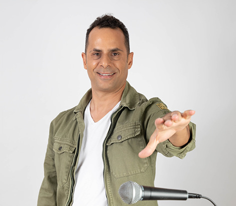 אמירם טובים במופע סטנדאפ