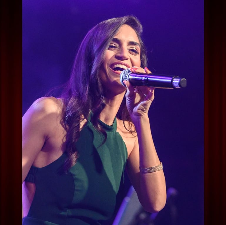 עדי אברהמי במופע פסנתר אקוסטי