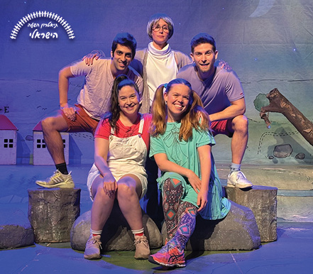 שחקני ההצגה בתמונה משותפת על הבמה