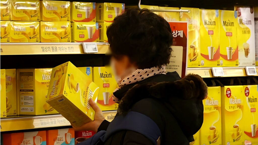 아메리카노 포기했는데 “커피믹스 가격마저”… 새롭게 바뀐 가격표 보니 ‘망연자실’